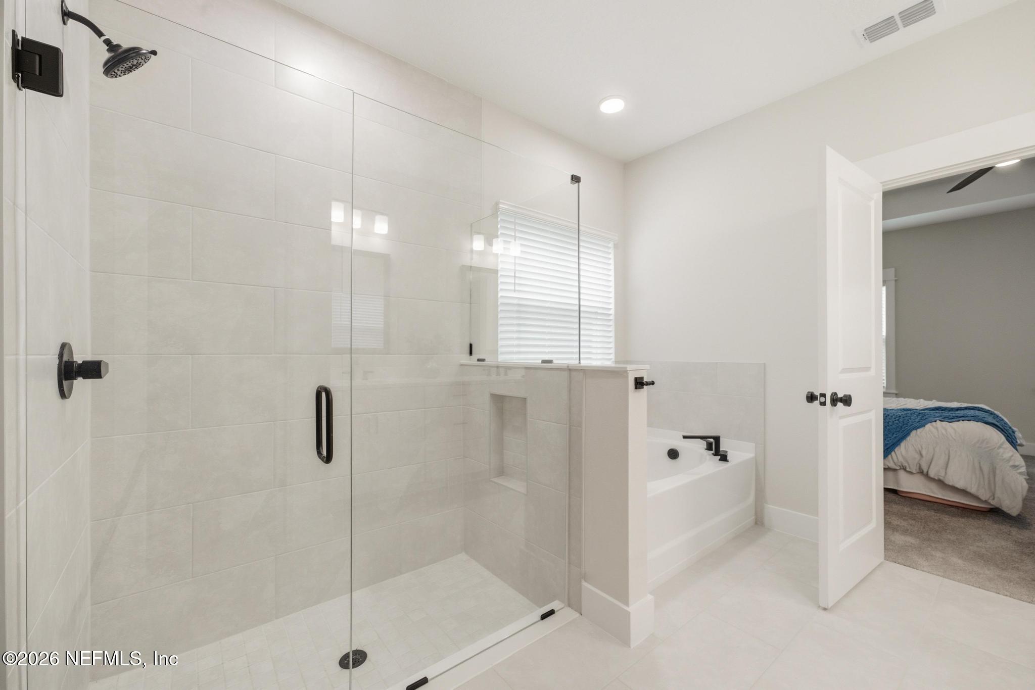 5625 Grand Cayman Road Jacksonville, FL 32226 - Photo 19 of 38 Primary Ensuite
