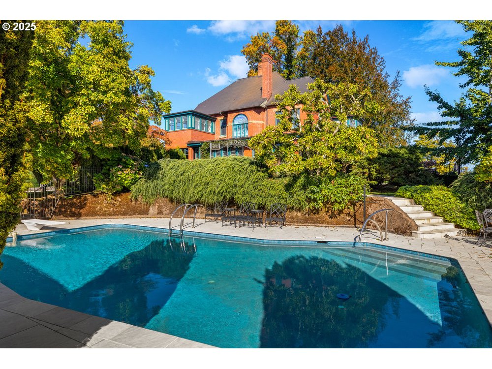1816 Southwest Hawthorne Terrace Portland, OR 97201 - Photo 45 of 48 a backyard of a house with lots of green space