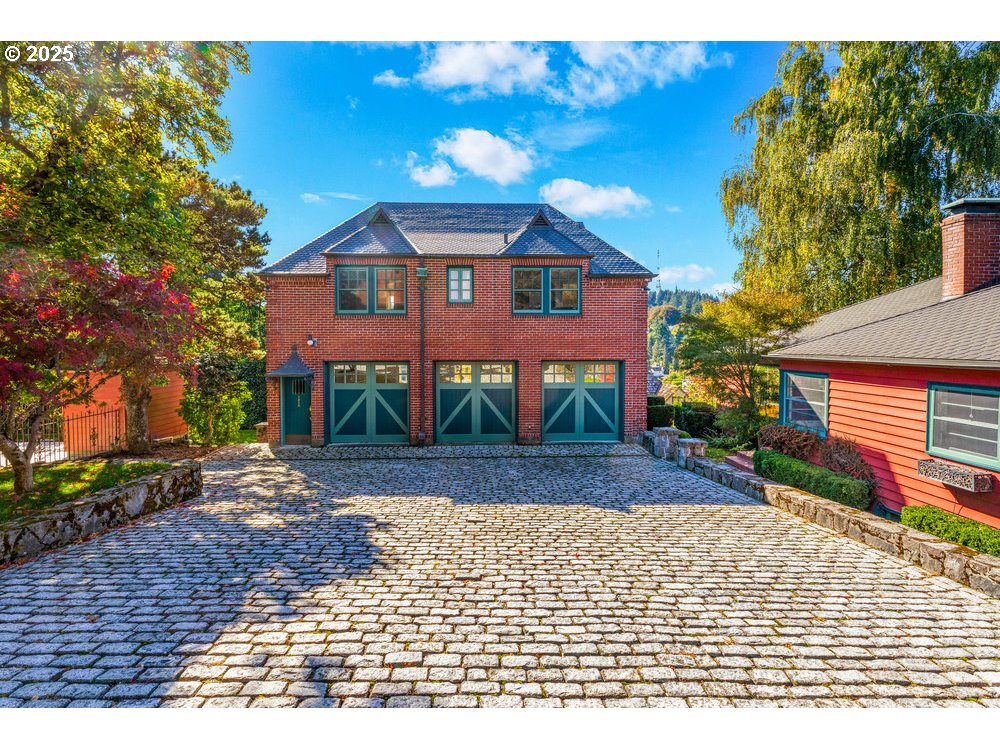 1816 Southwest Hawthorne Terrace Portland, OR 97201 - Photo 5 of 48 a front view of a house with yard