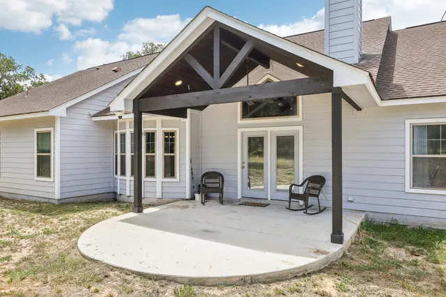 a view of a house with backyard