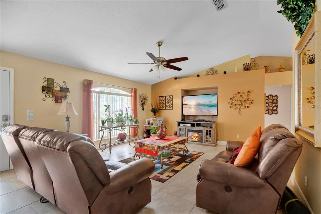 18 Angeles Road DeBary, FL 32713 - Photo 6 of 24