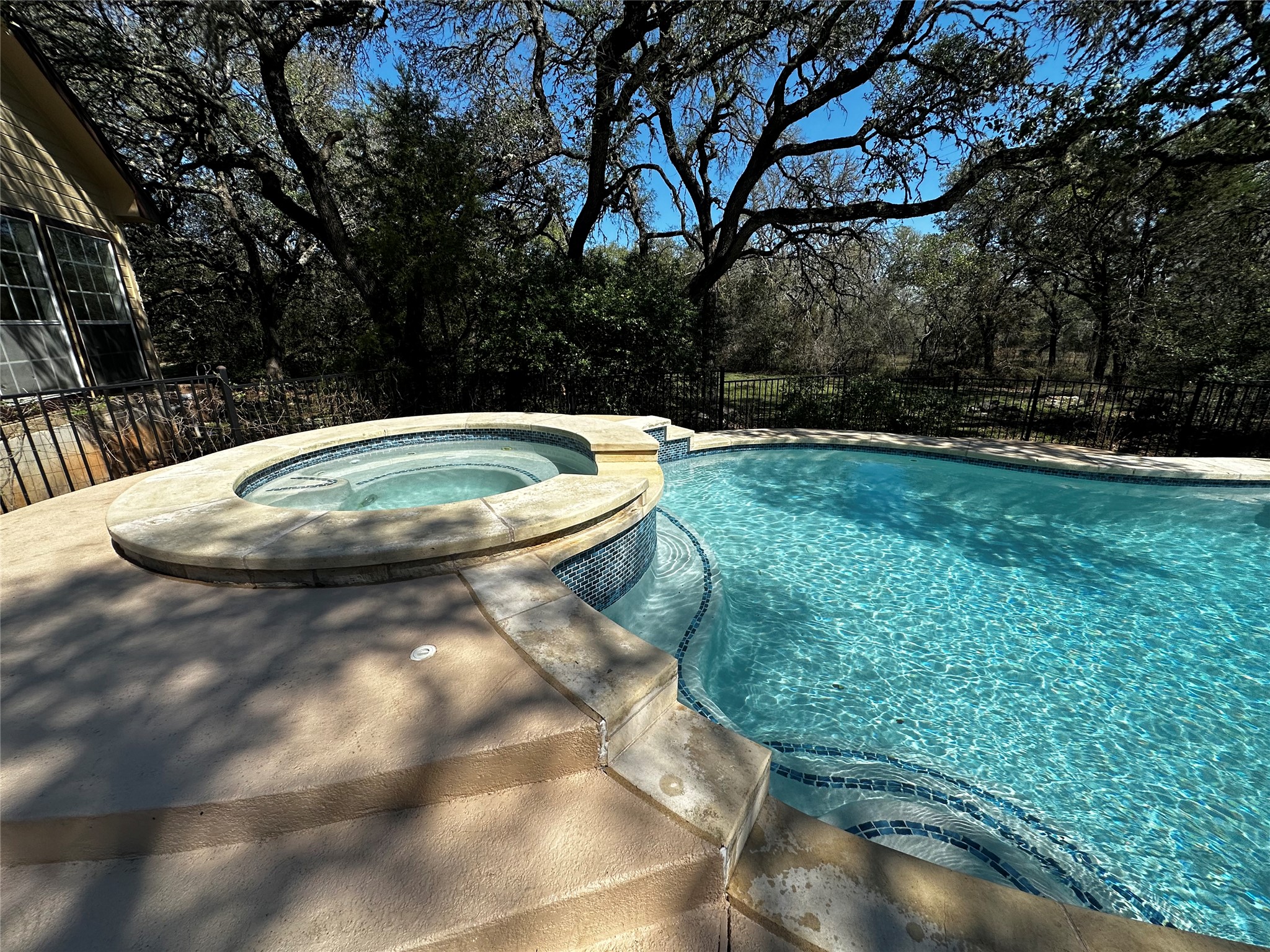 13615 Copperleaf Trail Manchaca, TX 78652 - Photo 35 of 39 Integrated pool / hot tub with a fenced backyard and a patio