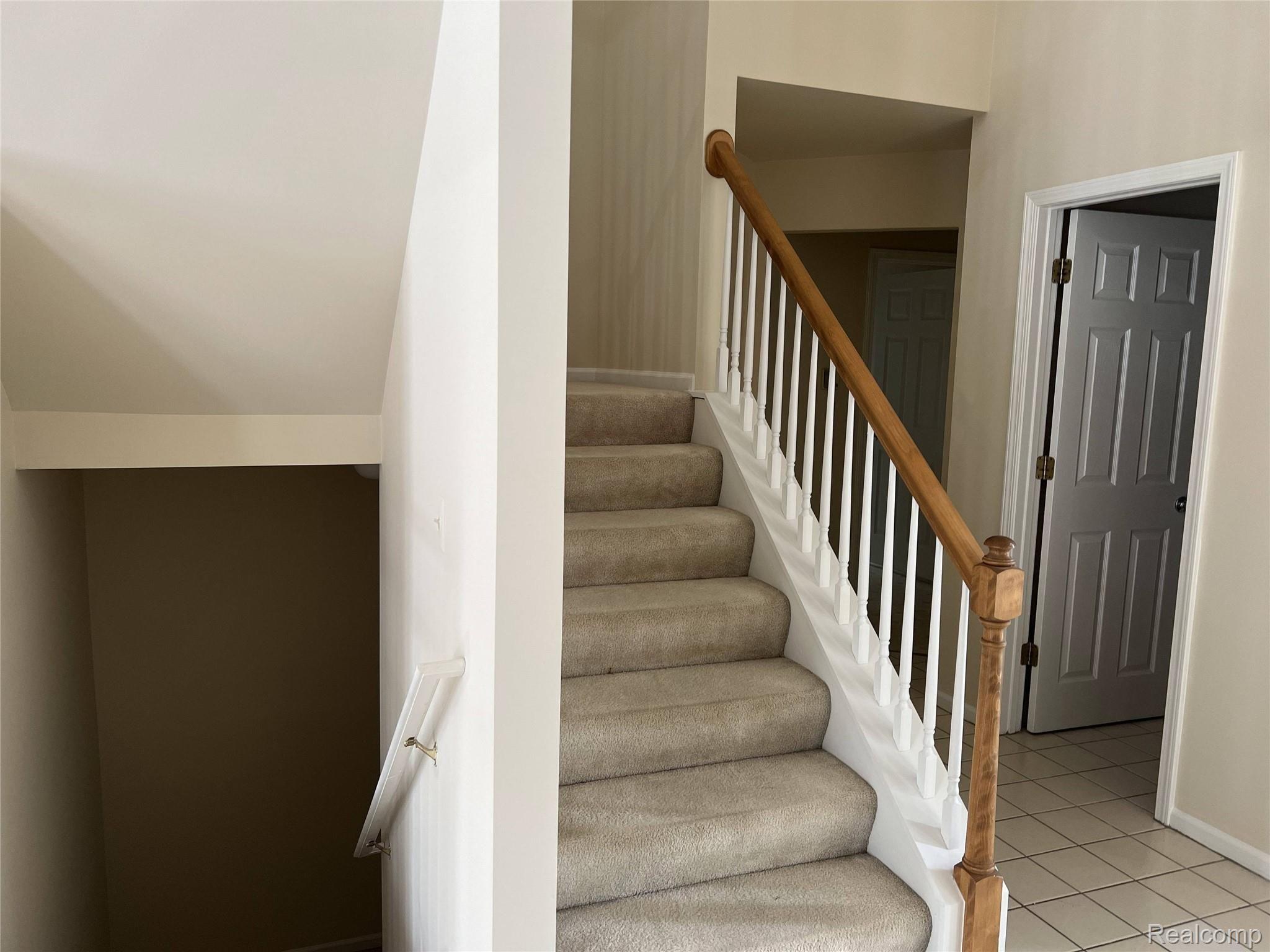 5325 Simpson Lake Road West Bloomfield, MI 48323 - Photo 20 of 39 20220129_175923591_iOS.jpg