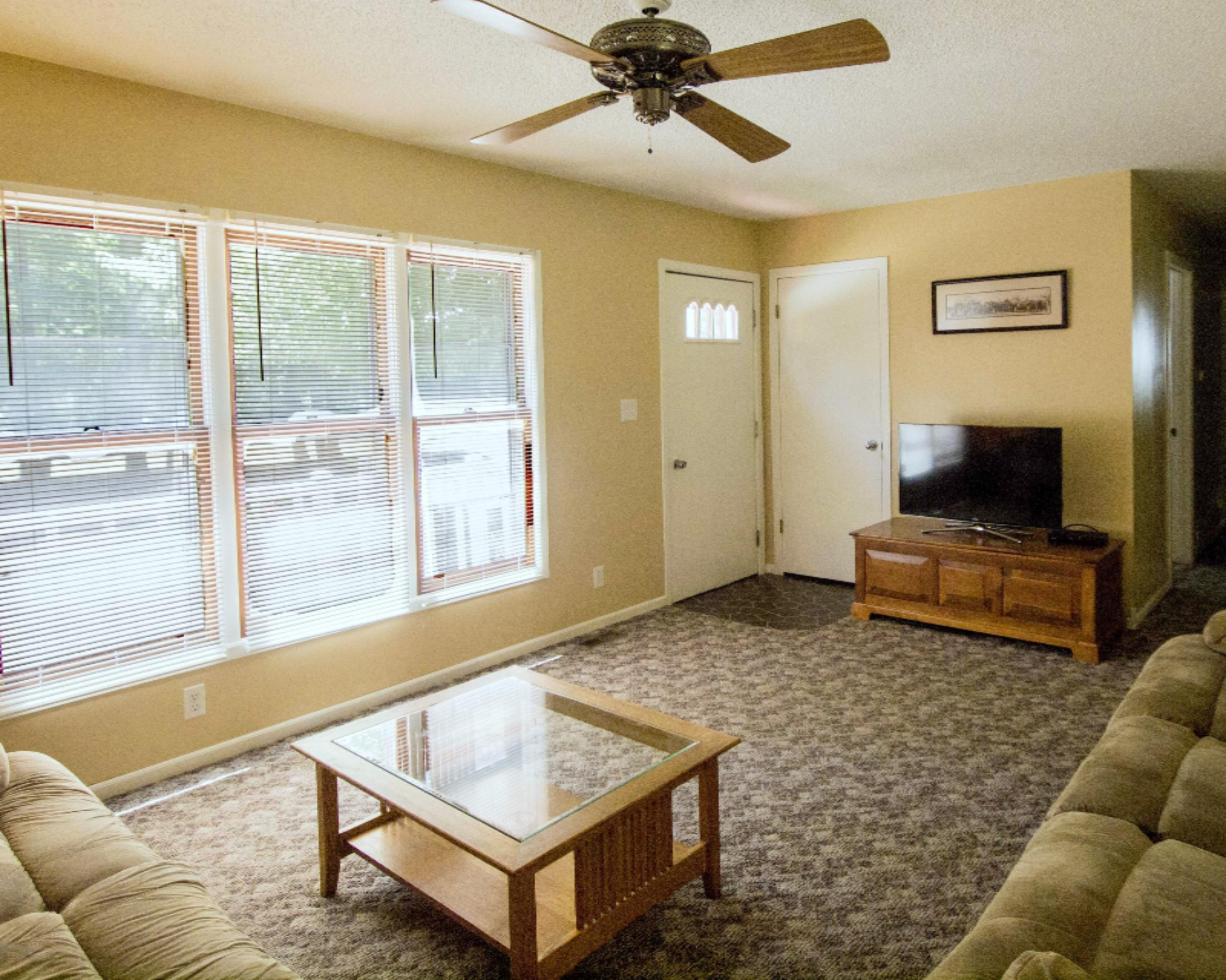 3600 Sheringer Road Muskegon, MI 49444 - Photo 4 of 24 Living Room 3-1