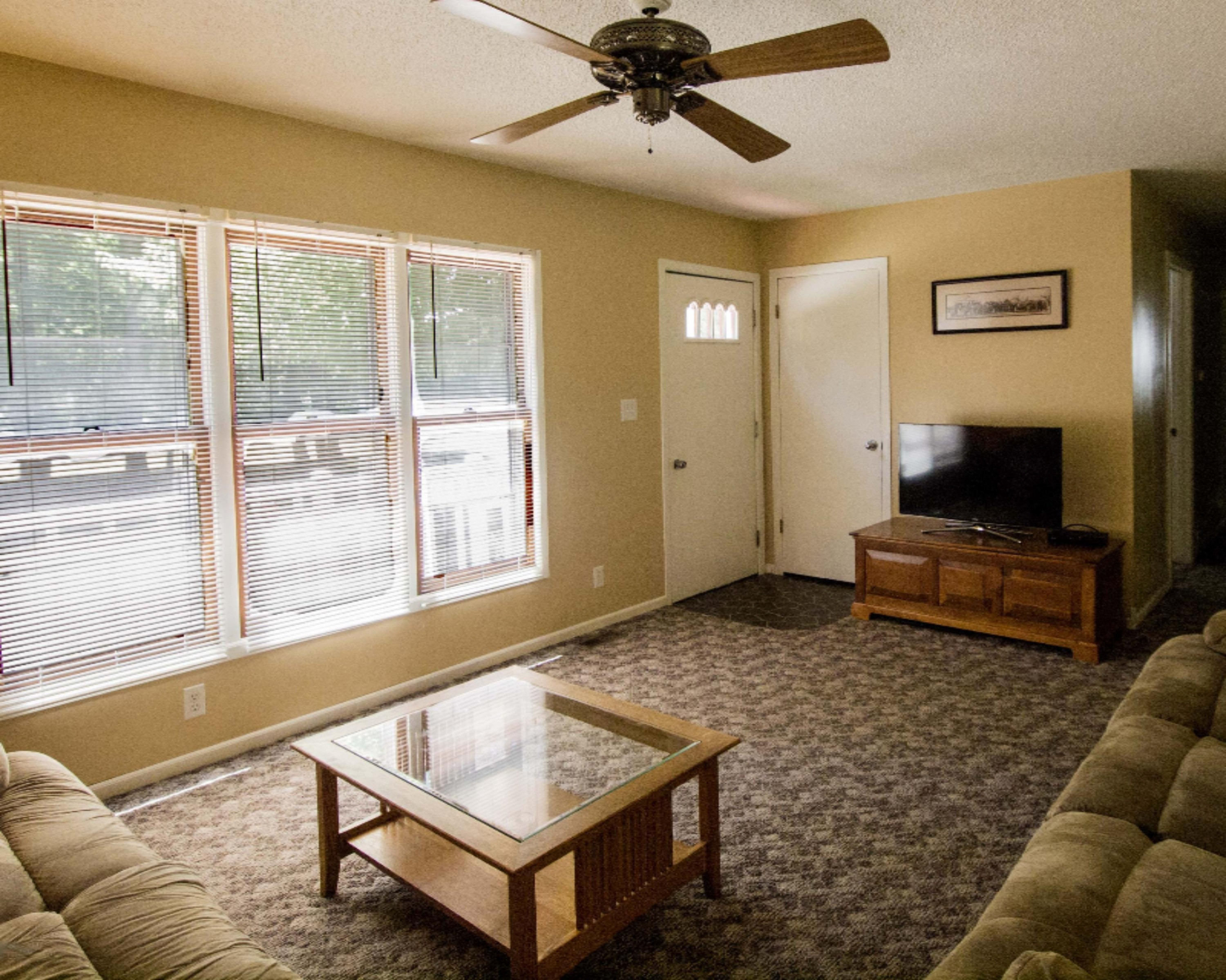 3600 Sheringer Road Muskegon, MI 49444 - Photo 6 of 24 Living Room 3