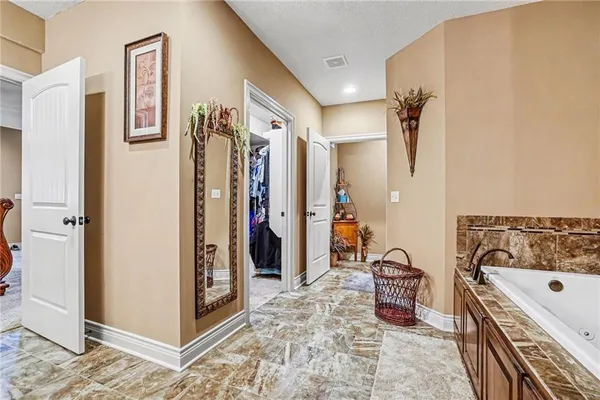 $1,650,000 | 18401 Ssr-w Highway, Smithville, MO 64089