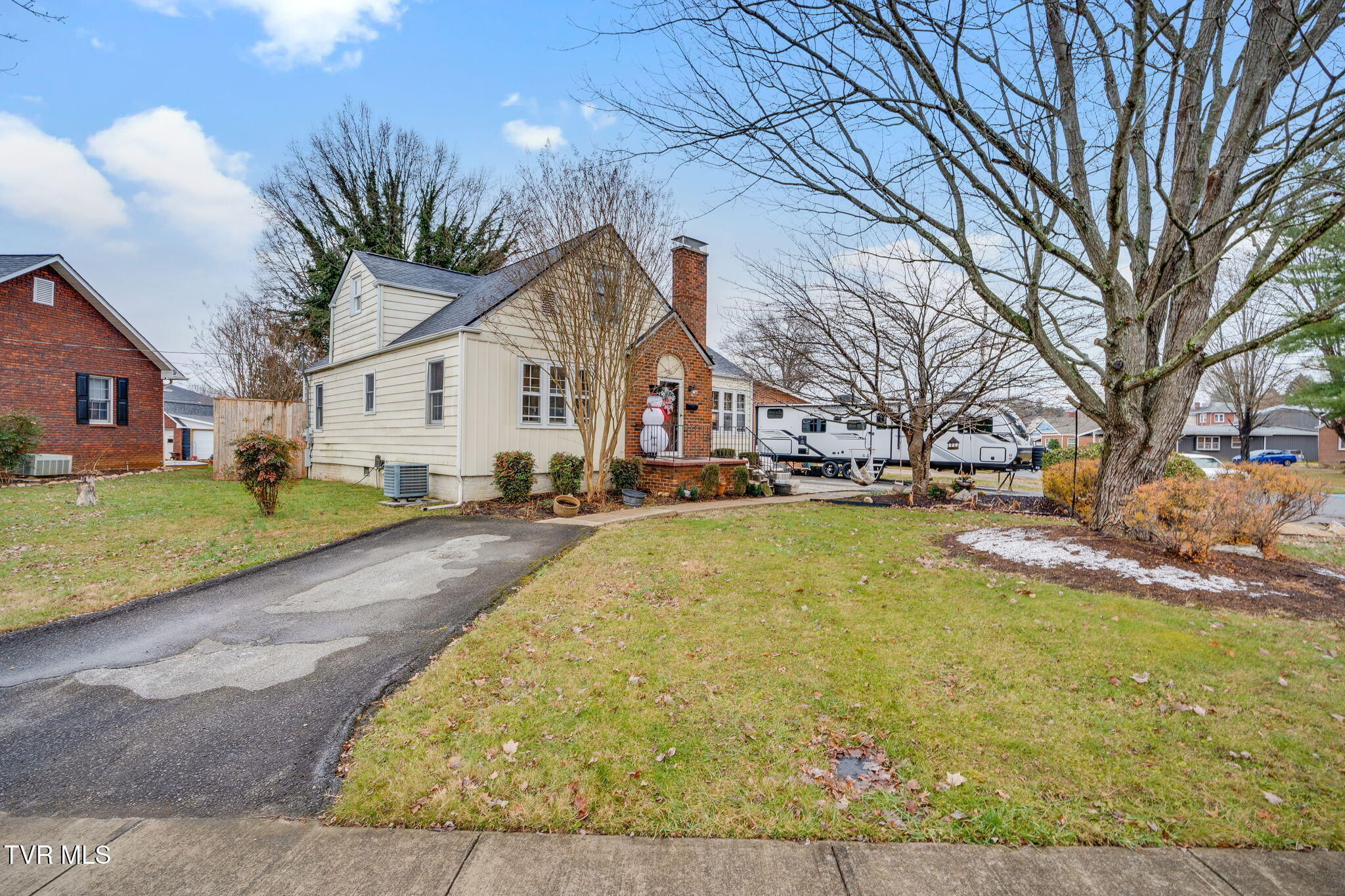 235 West F Street Elizabethton, TN 37643 - Photo 2 of 39 002