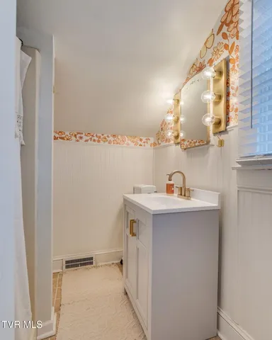 $379,900 | 235 West F Street, Elizabethton, TN 37643