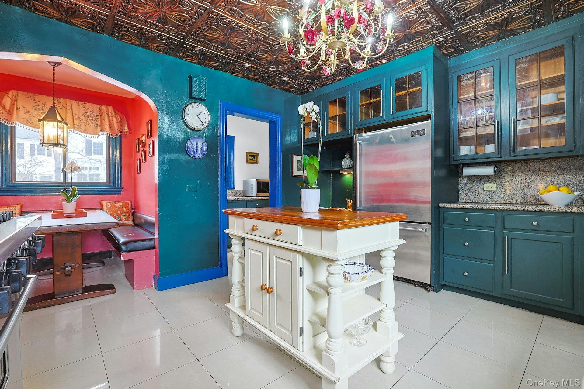 66 Mamaroneck Road Scarsdale, NY 10583 - Photo 17 of 47 A charming breakfast area tucked just off the main kitchen offers a sunny and comfortable spot for casual meals and morning coffee.