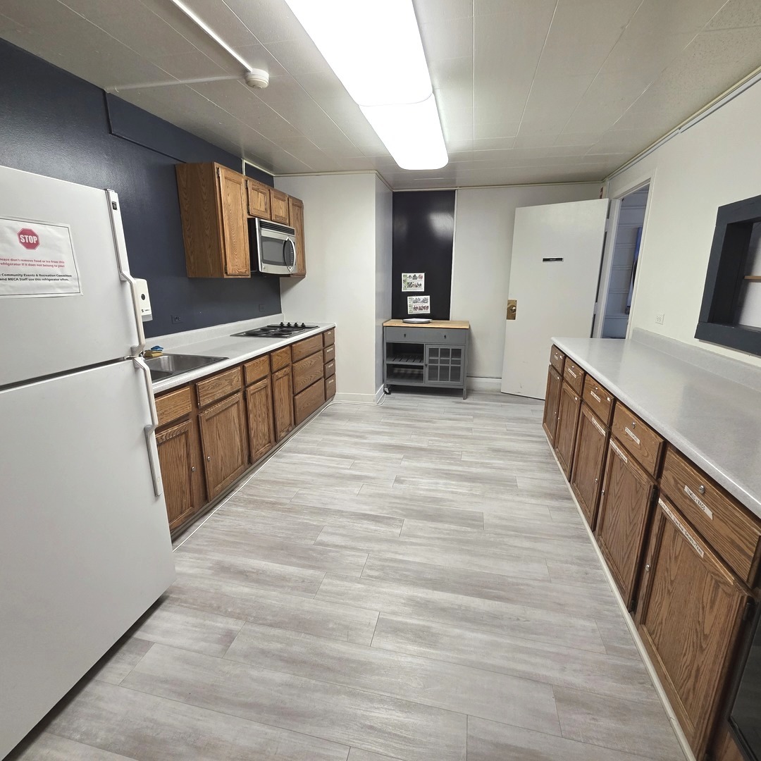 6033 North Sheridan Road, Unit 5G Chicago, IL 60660 - Photo 22 of 24 a kitchen with granite countertop a refrigerator and a sink