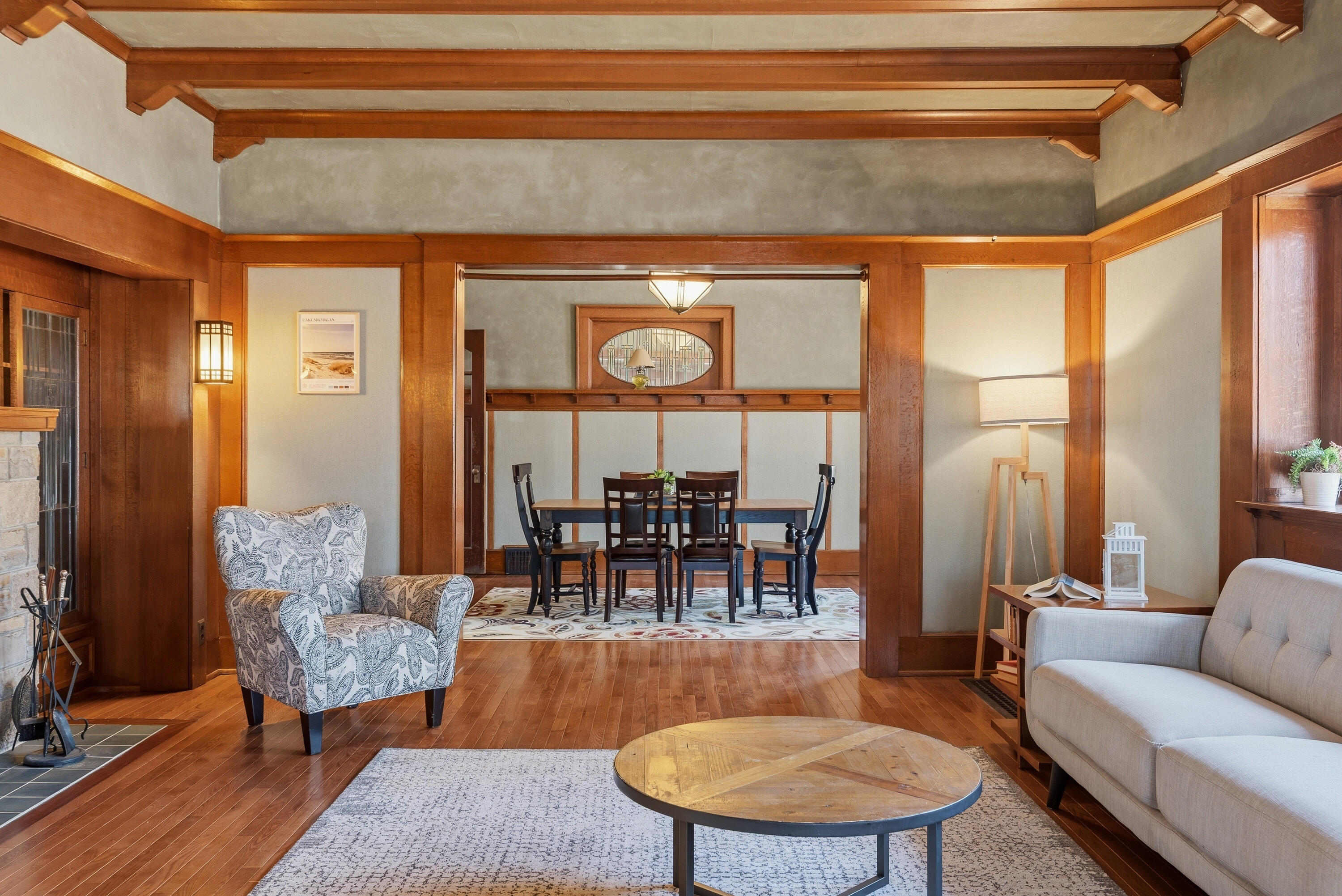 6789 North Elm Tree Road Glendale, WI 53217 - Photo 5 of 34 Living Room