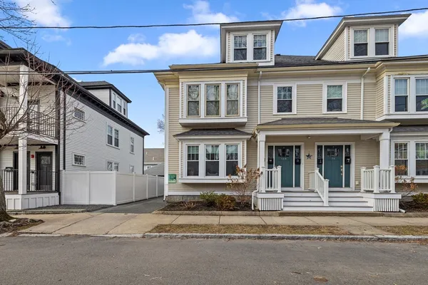 $579,900 | 16.5 Holly Street, Unit 2L, Salem, MA 01970