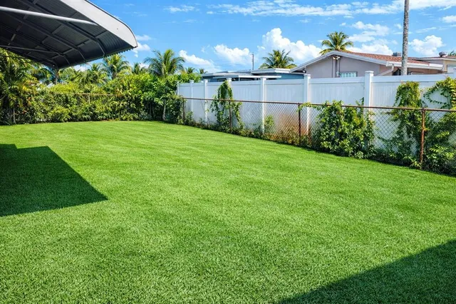 a view of a backyard