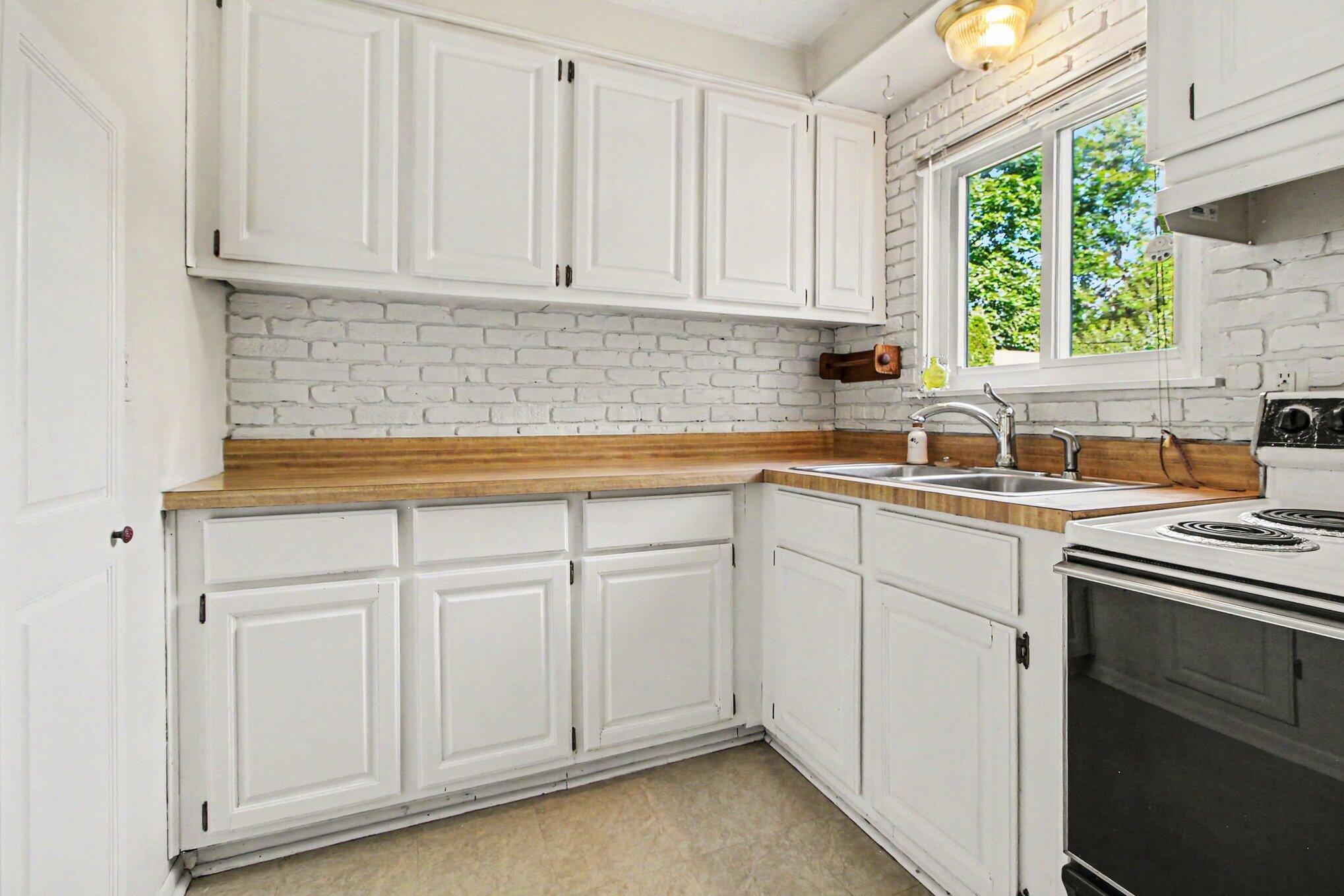 1307 Fall River Road Ypsilanti, MI 48198 - Photo 13 of 30 014_file_4633