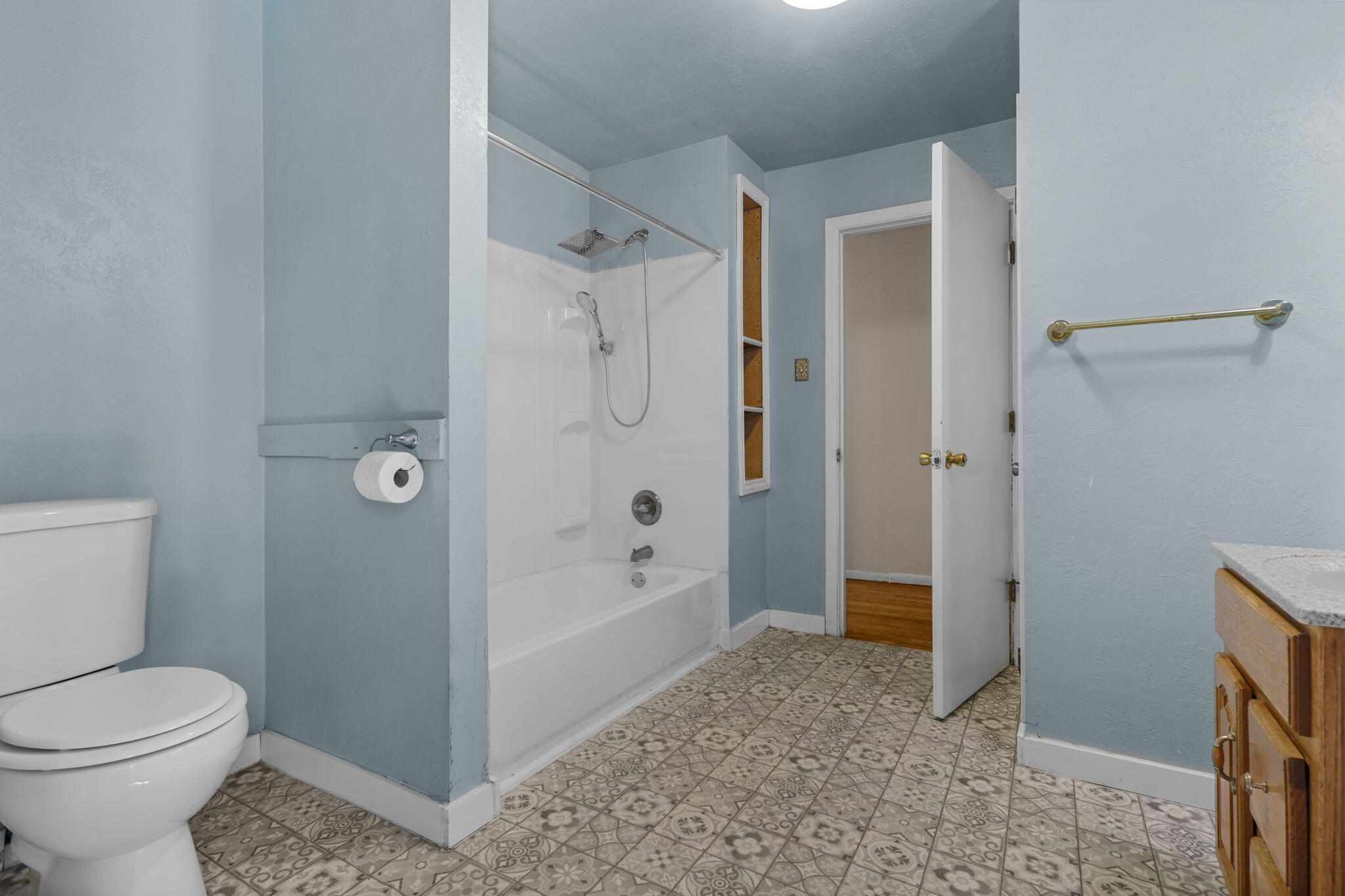 18439 Old Oasis Road Redding, CA 96003 - Photo 17 of 30 Bathroom