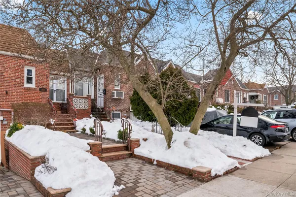 $825,000 | 68-10 60th Drive | Maspeth