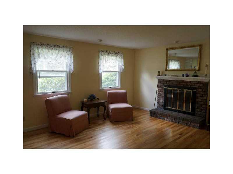 252 Rogers Road Yarmouth, ME 04096 - Photo 7 of 14 Living Room.