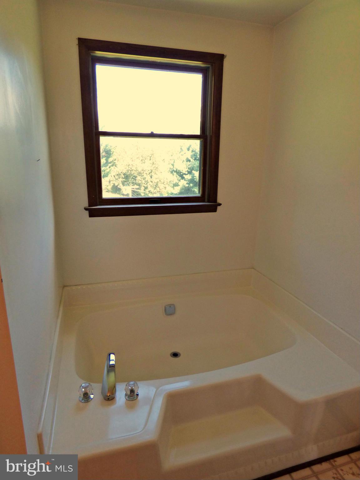 8409 Mapleville Road Mount Airy, MD 21771 - Photo 20 of 30 a bathroom with a bathtub