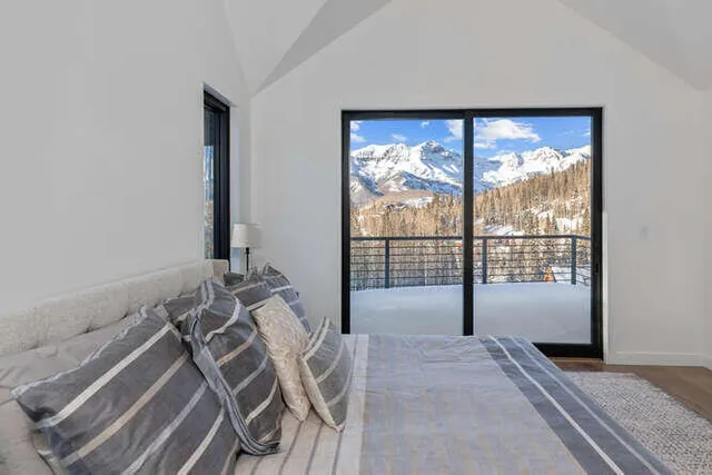 a view of a livingroom with furniture