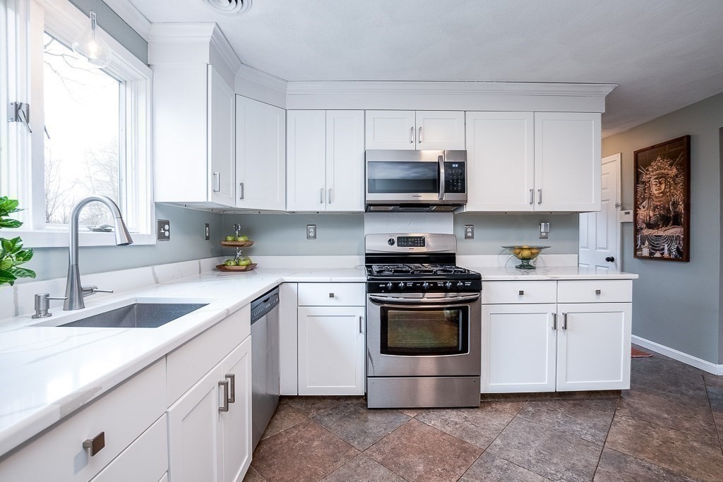 62 Hastings Road Dedham, MA 02026 - Photo 4 of 41 Gallery Image 4