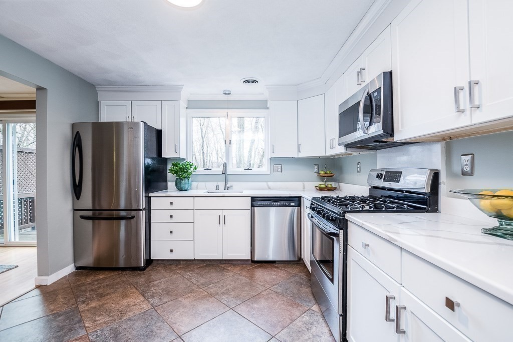 62 Hastings Road Dedham, MA 02026 - Photo 5 of 41 Gallery Image 5