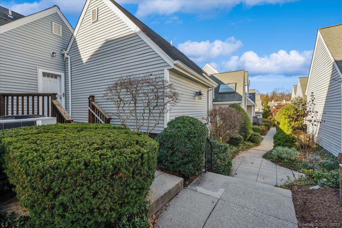 66 Wilton Crest Road, Unit 66 Wilton, CT 06897 - Photo 21 of 25 a backyard of a house with lots of green space