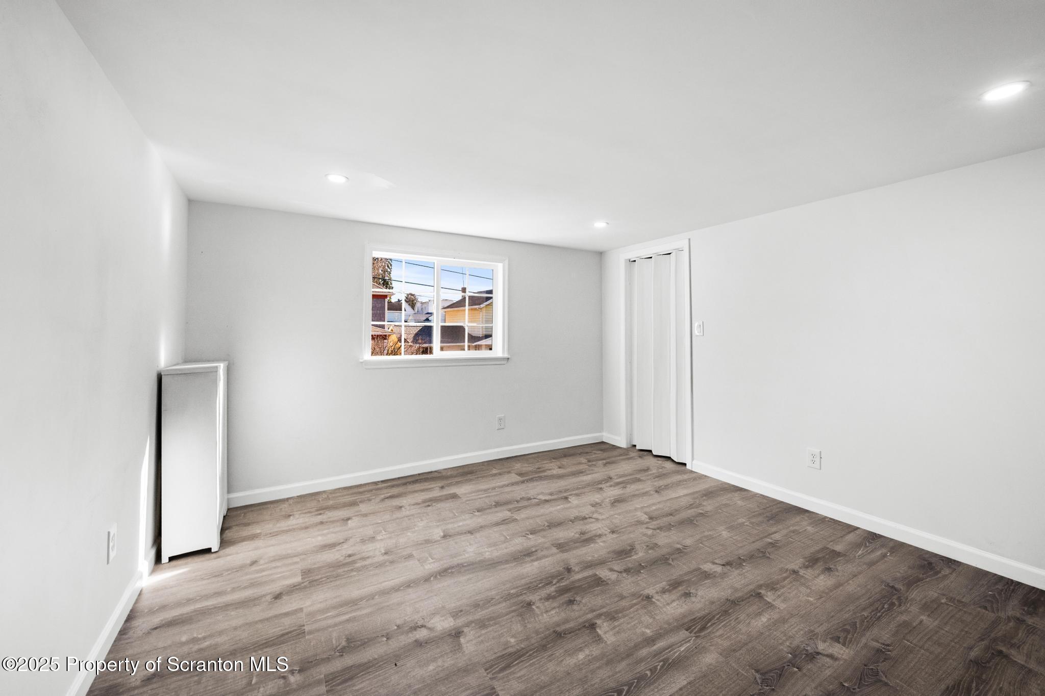 949 Taylor Avenue Scranton, PA 18510 - Photo 22 of 46 an empty room with a window