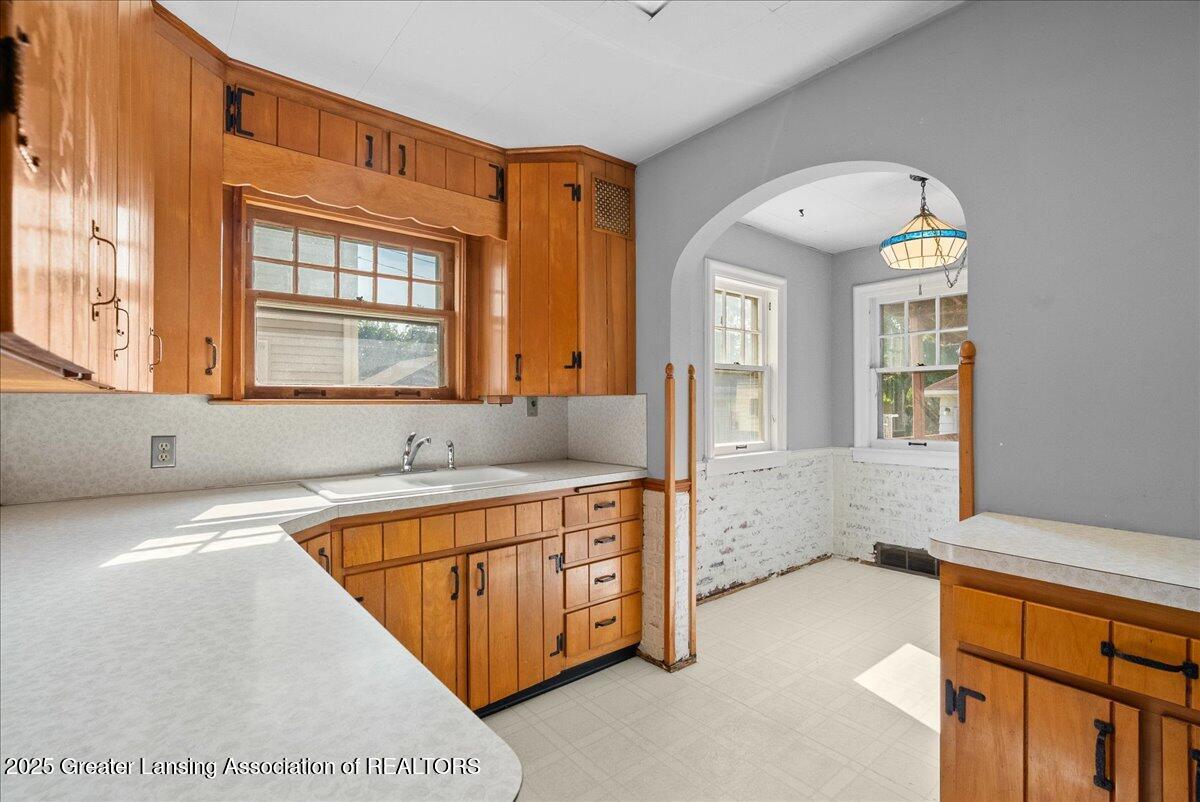 532 Riley Street Lansing, MI 48910 - Photo 18 of 38 18-Media Jett - 13