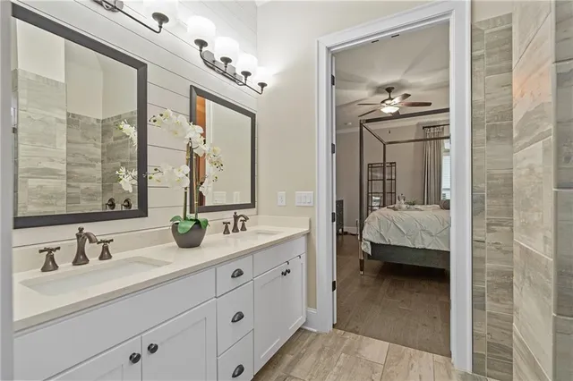 a en suite bathroom with double sink and a mirror