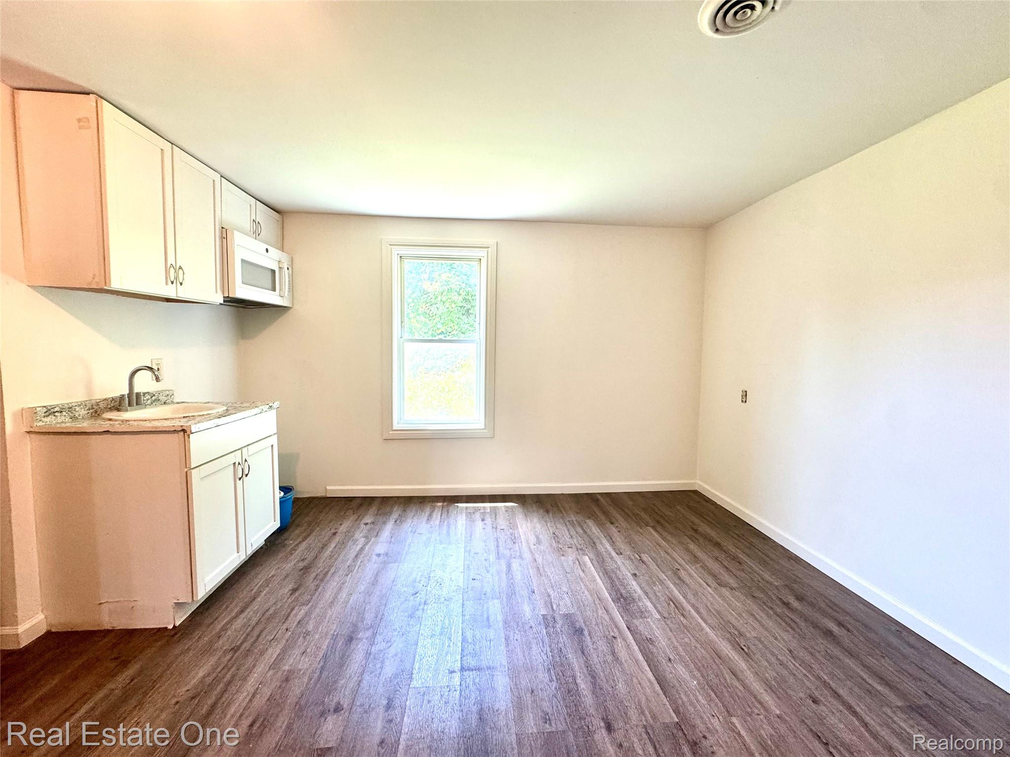 507 Lakeville Road, Unit 7 Leonard, MI 48367 - Photo 3 of 6 IMG_9234.jpeg