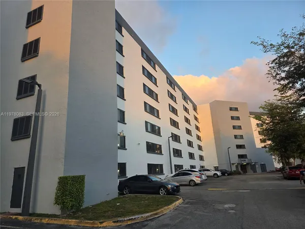 $1,975 | 9688 Fontainebleau Boulevard, Unit 307, Miami, FL 33172