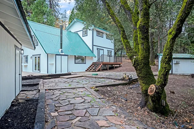 a view of a back yard of the house