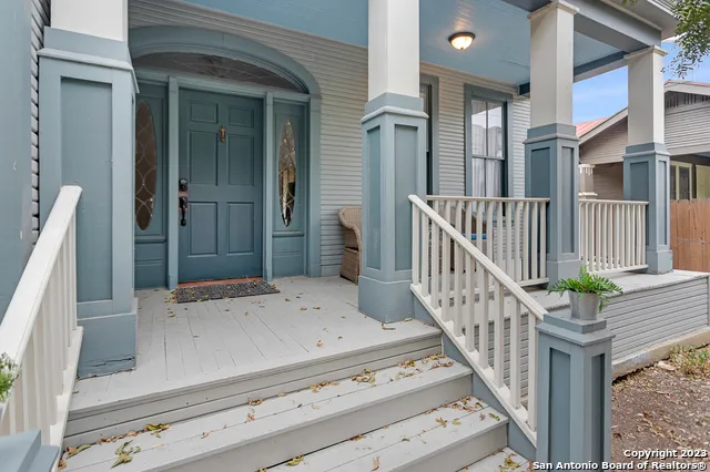 a view of entryway with a front door