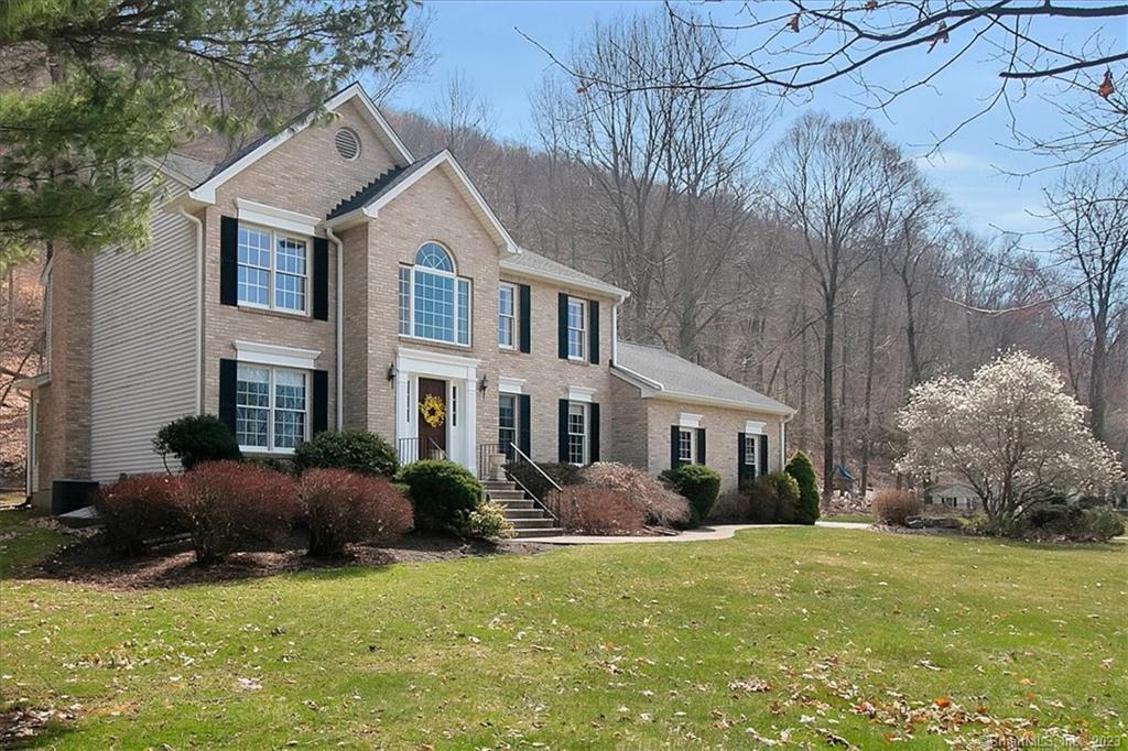 WELCOME HOME TO 190 COPPER RIDGE!!