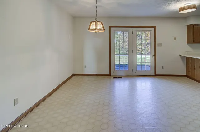 2726 West Old Topside Road, Louisville, TN 37777