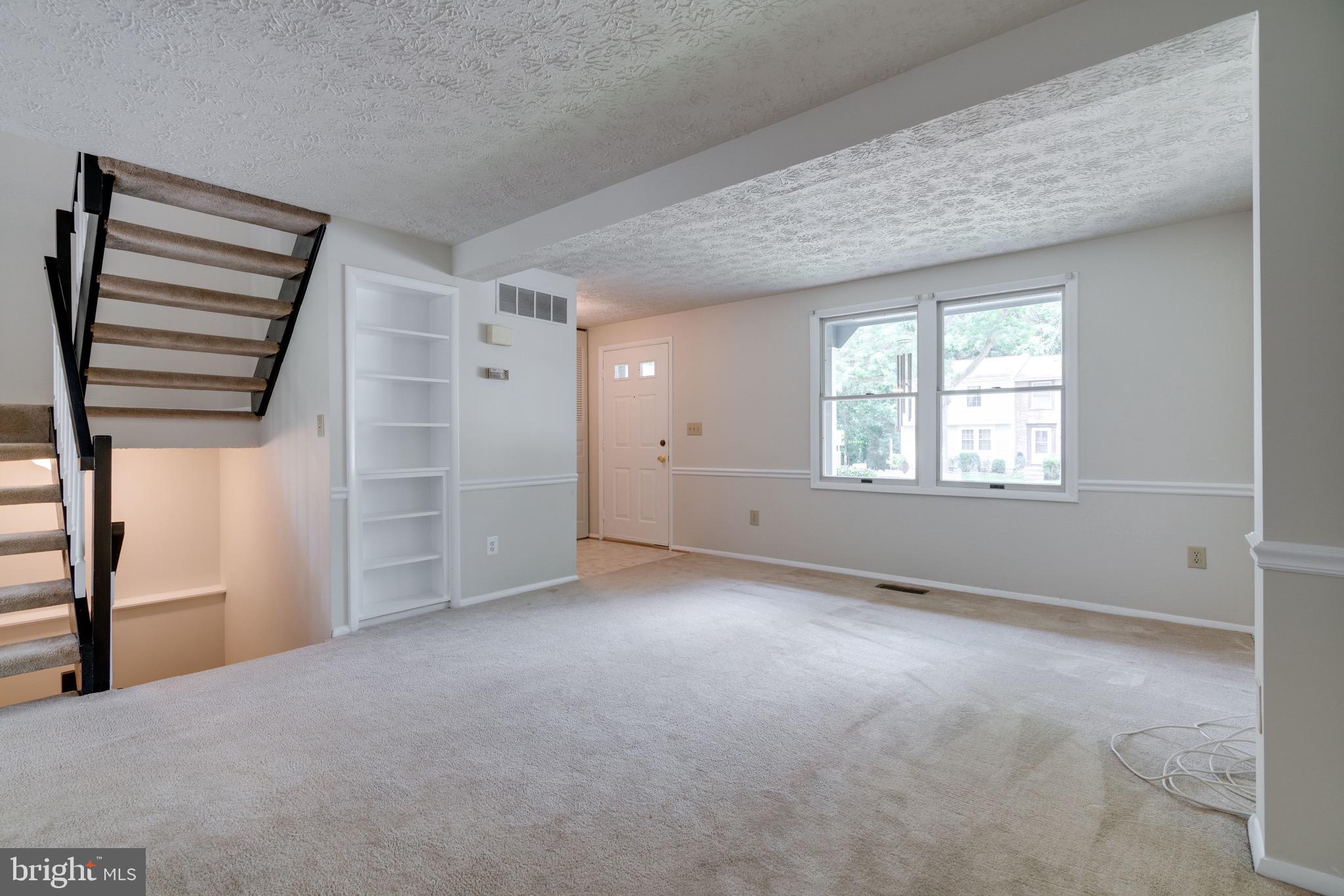 8765 Newington Commons Road Lorton, VA 22079 - Photo 11 of 51 Living Room
