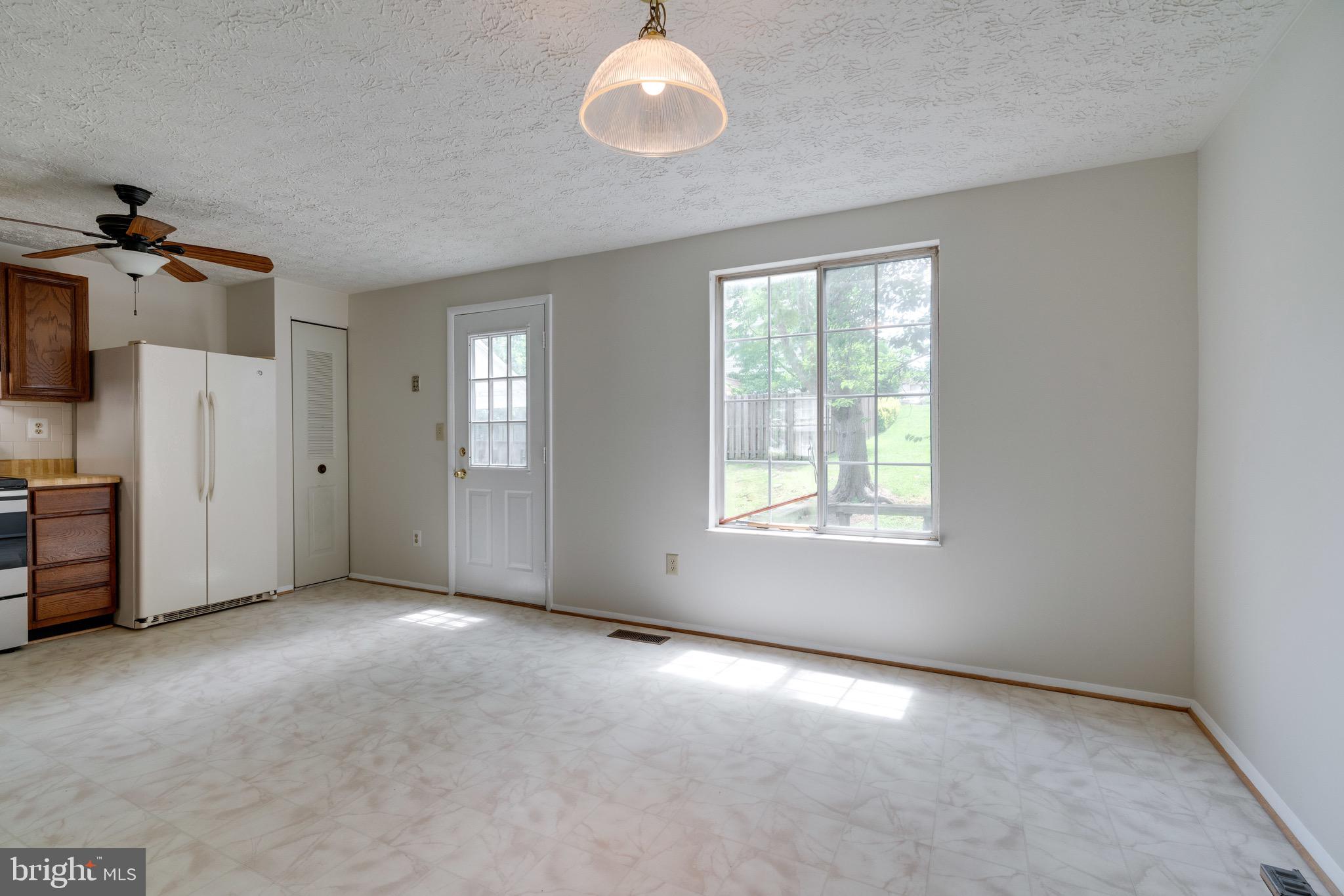 8765 Newington Commons Road Lorton, VA 22079 - Photo 12 of 51 Large Country Kitchen
