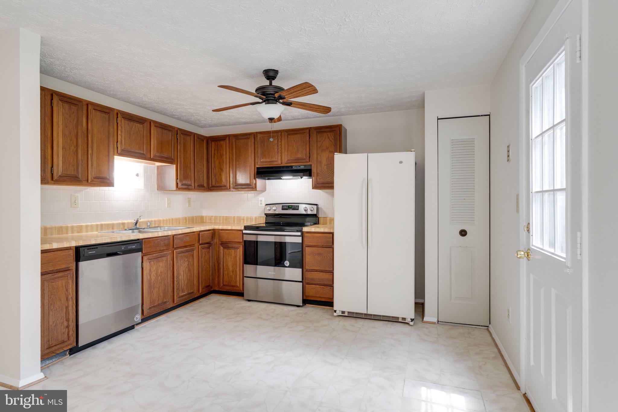 8765 Newington Commons Road Lorton, VA 22079 - Photo 15 of 51 Kitchen with New Stove
