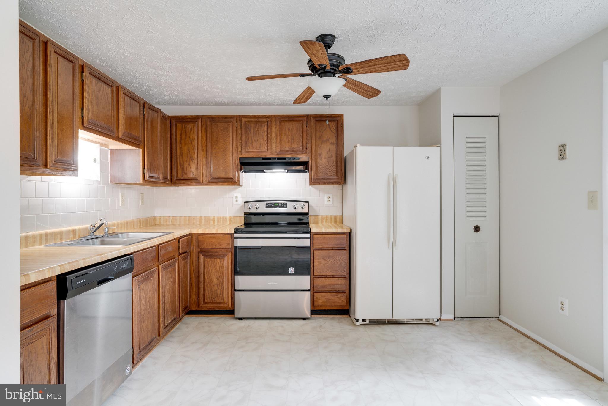 8765 Newington Commons Road Lorton, VA 22079 - Photo 17 of 51 Kitchen with Pantry