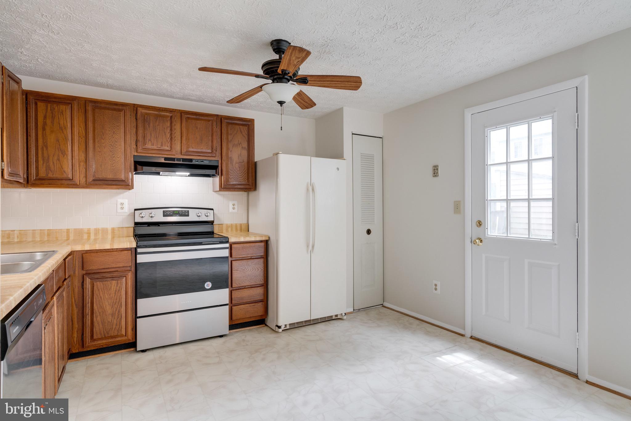 8765 Newington Commons Road Lorton, VA 22079 - Photo 18 of 51 Door to backyard from Kitchen