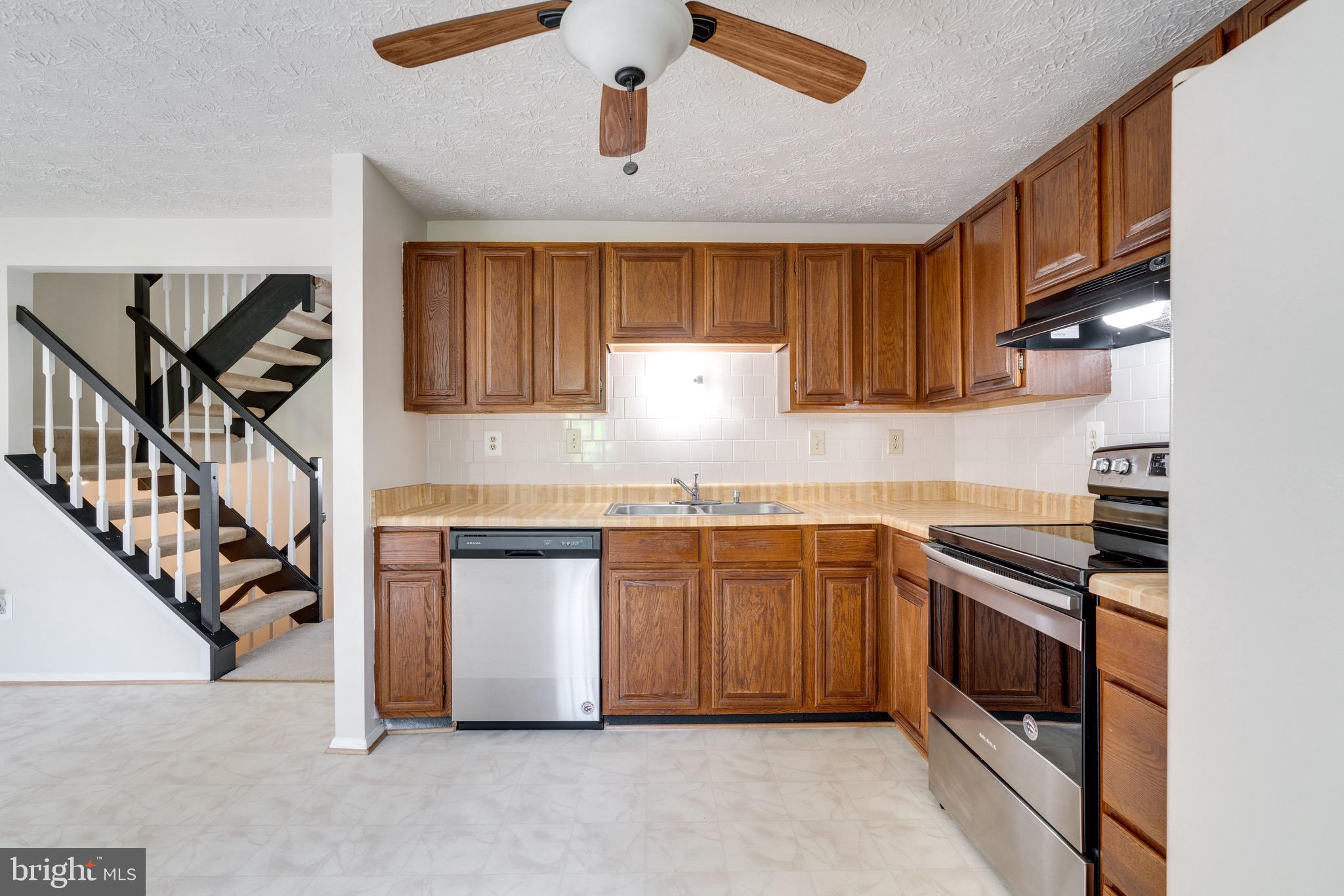 8765 Newington Commons Road Lorton, VA 22079 - Photo 21 of 51 Kitchen