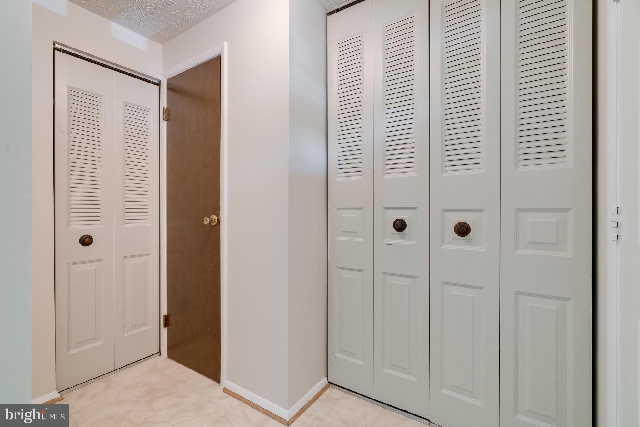 8765 Newington Commons Road Lorton, VA 22079 - Photo 4 of 51 Foyer Entry