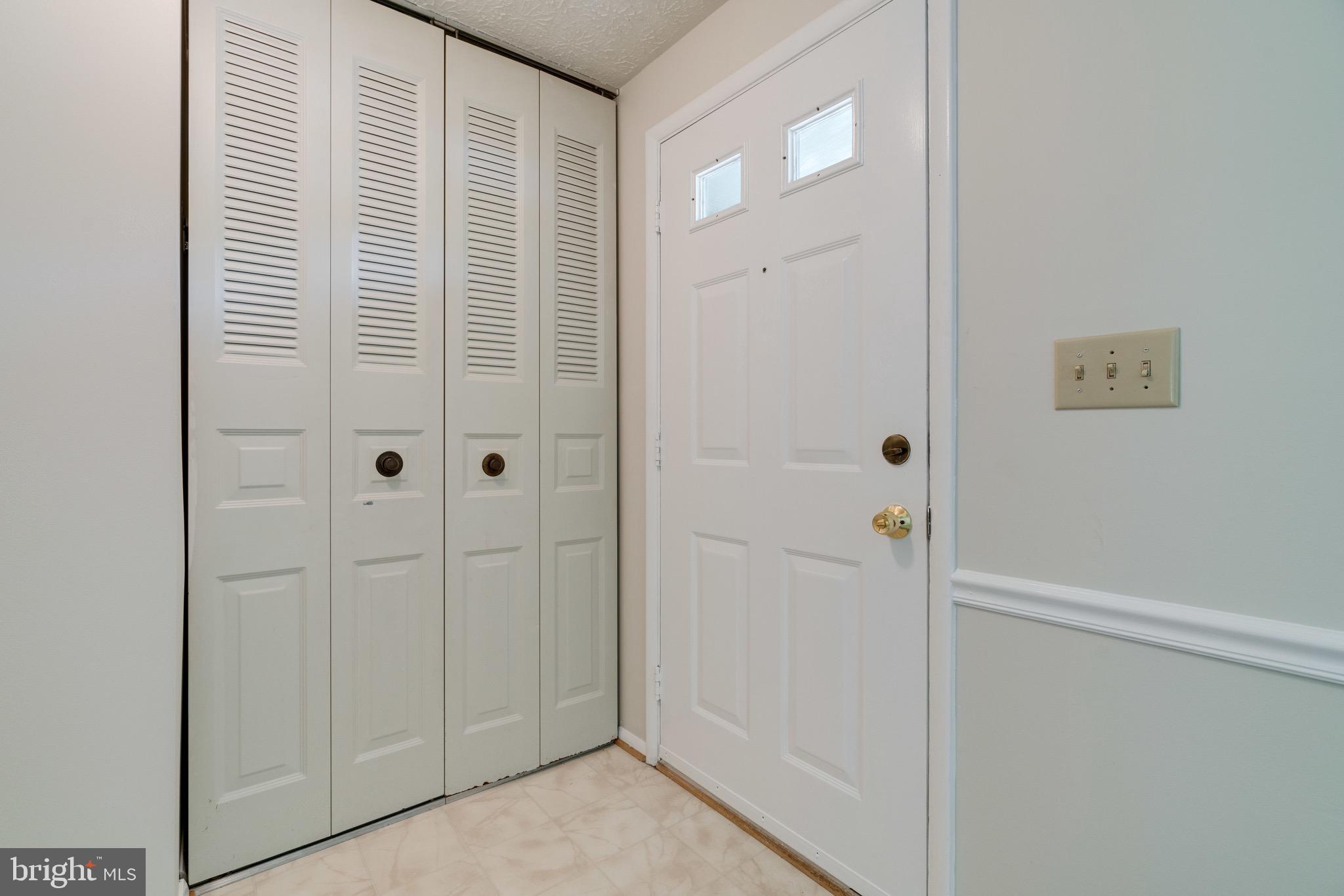 8765 Newington Commons Road Lorton, VA 22079 - Photo 5 of 51 Foyer entry