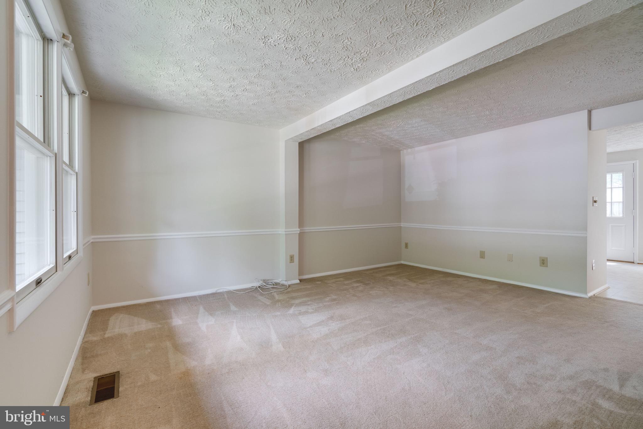 8765 Newington Commons Road Lorton, VA 22079 - Photo 6 of 51 Bright and Sunny LR