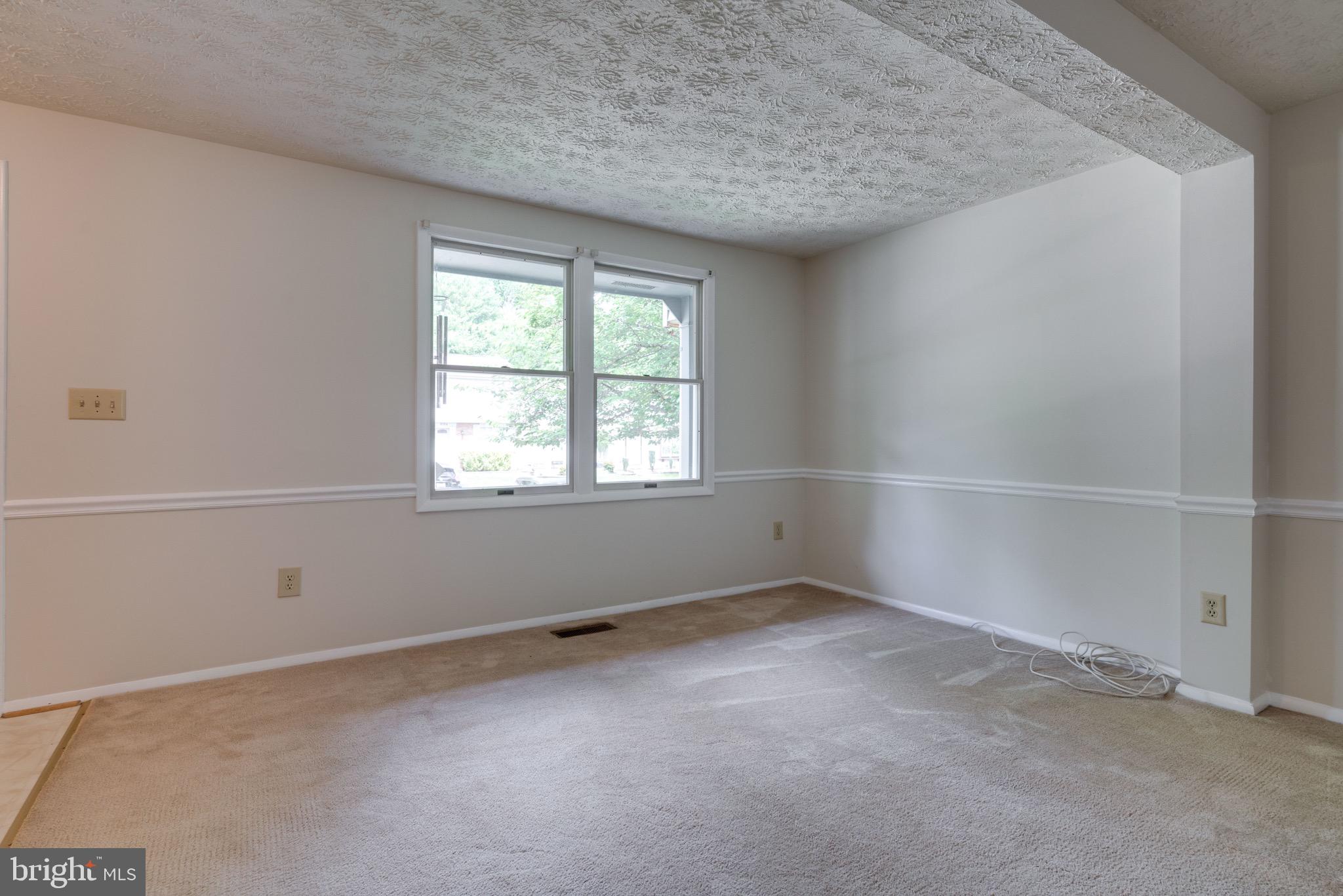 8765 Newington Commons Road Lorton, VA 22079 - Photo 9 of 51 Living Room