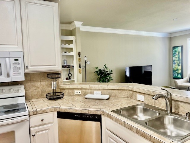 2400 McCue Road, Unit 356 Houston, TX 77056 - Photo 7 of 16 KITCHEN TO LR