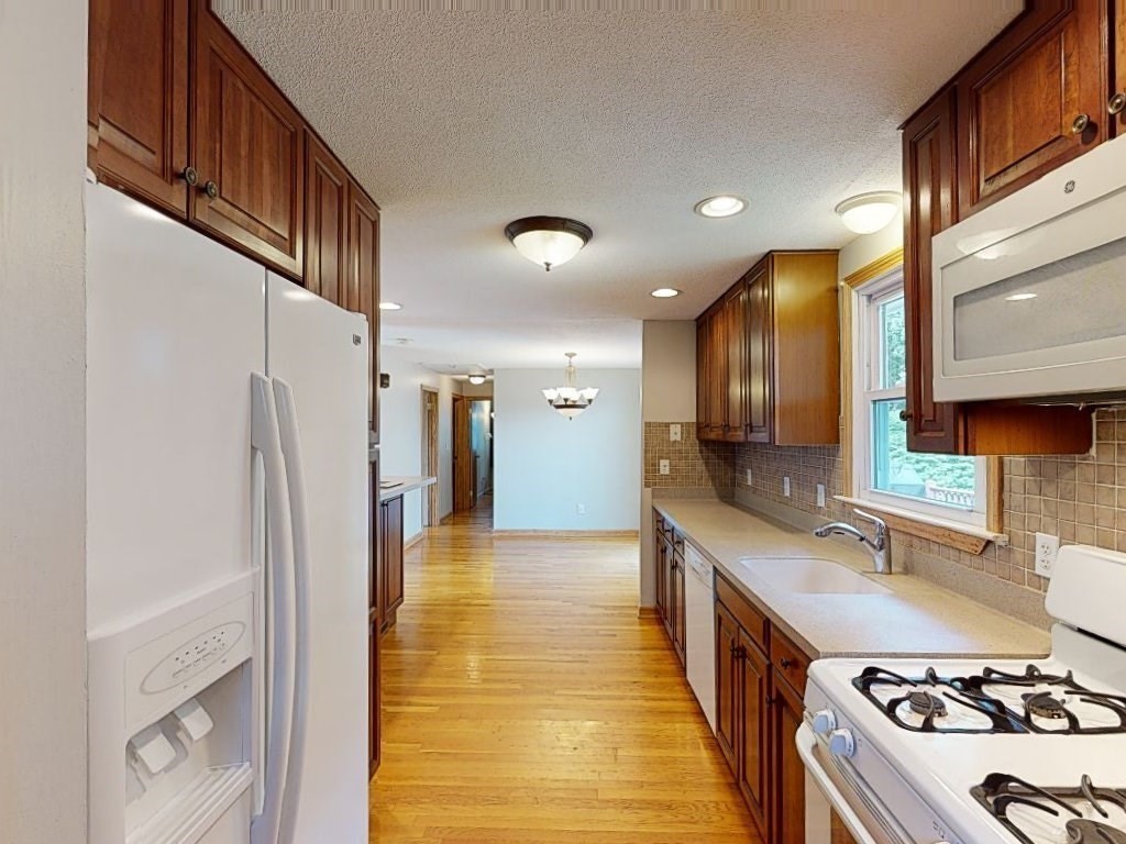27 Standish Road Bellingham, MA 02019 - Photo 3 of 18 Gallery Image 3