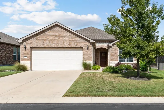 a front view of house with garage and yard