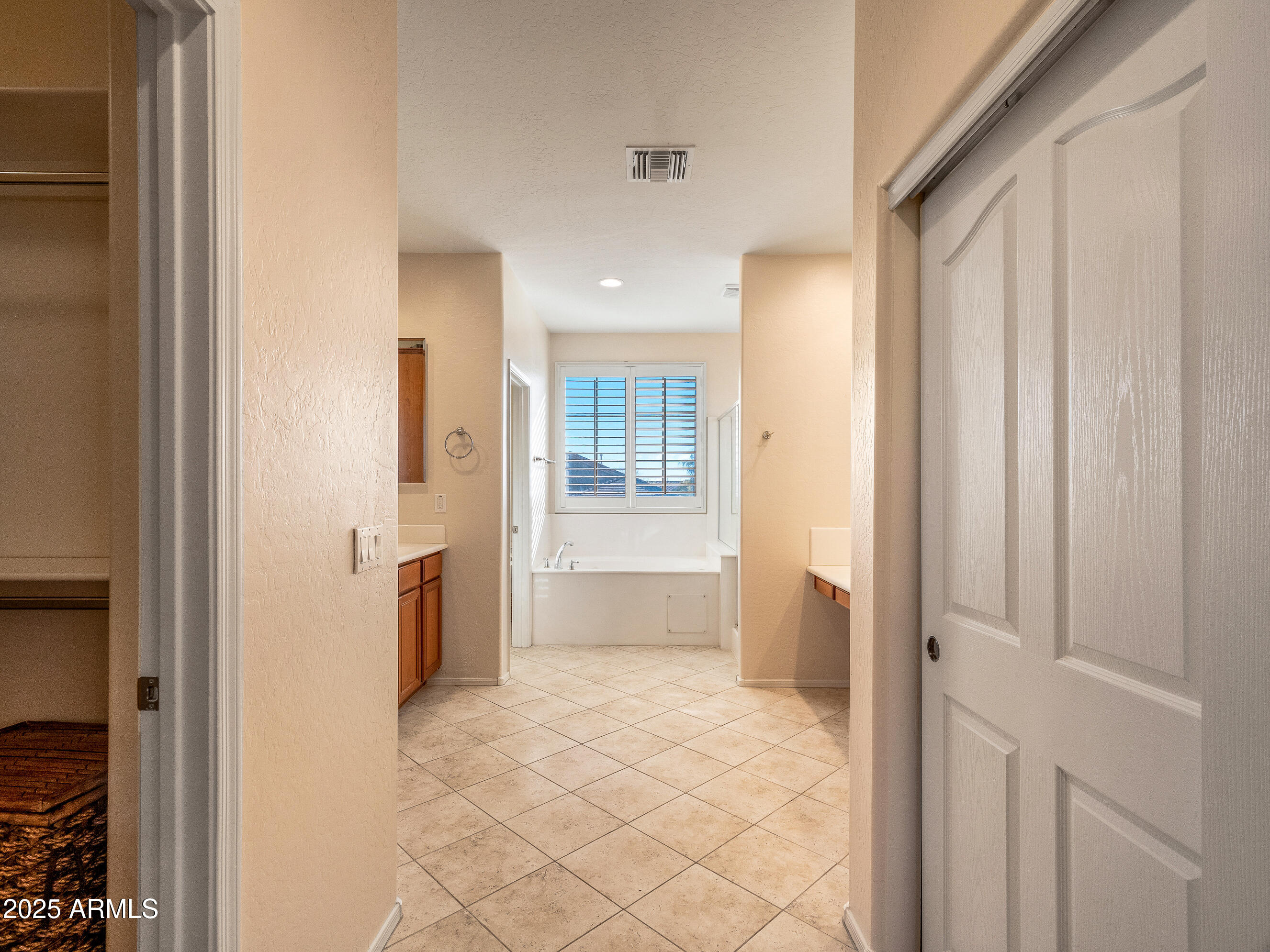 2602 West Trapanotto Road Phoenix, AZ 85086 - Photo 30 of 67 27_2602 W Trapanotto Road_Primary Bath_S