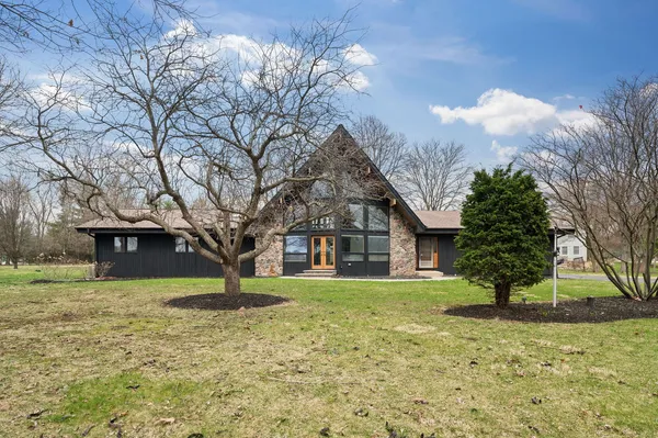 $675,000 | 5N584 Dunham Trails Road, Wayne, IL 60184